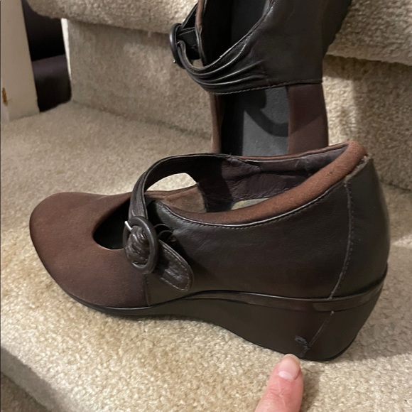 Ladies Brown size 6 super cute comfy stretchy material shoe - Picture 6 of 8